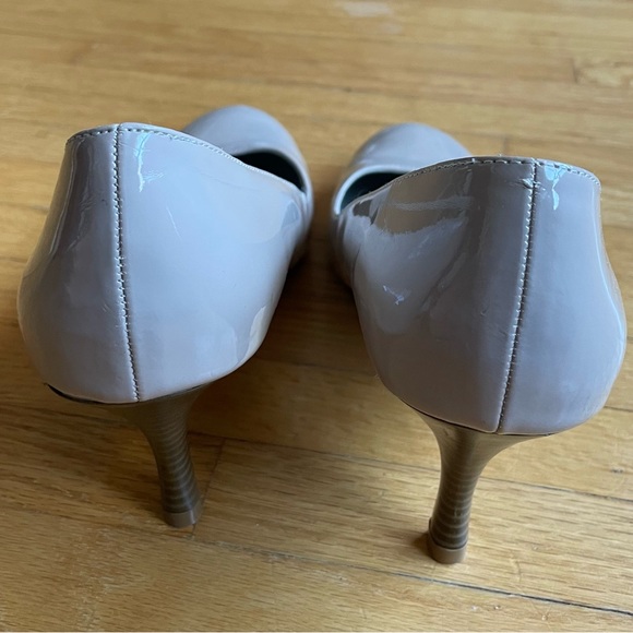 Alfred Sung Beige Patent Pumps. Size 9. Like New Condition. - Picture 4 of 7